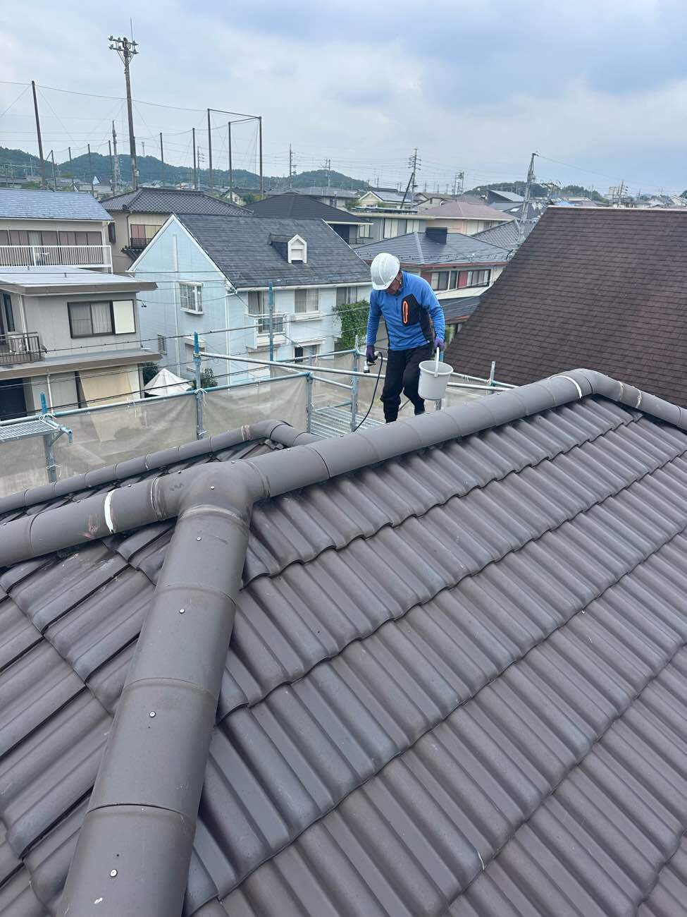 豊田市　施工完了後の棟瓦の状態確認（職人）